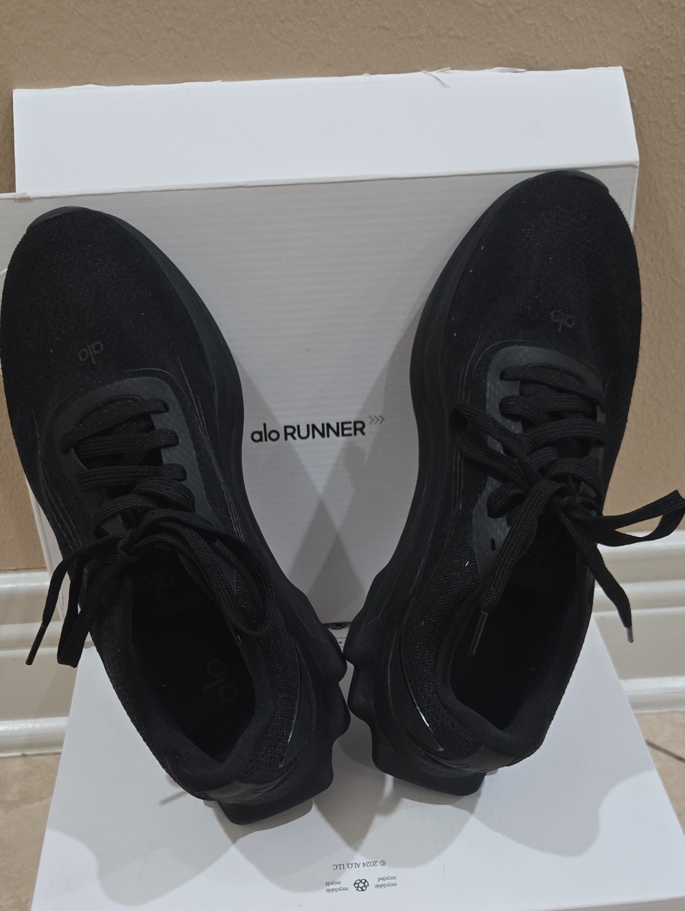 Alo Yoga "Alo Runner" Sneakers Unisex Women's 8.5 /Men's 7/ Black/Black
